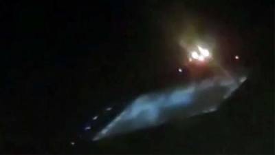 Заходящий на посадку Boeing с горящим двигателем сняли на видео - iz.ru - Россия - Китай - Украина - Бельгия - Израиль - Новосибирск - Белоруссия - Якутск - Иркутск