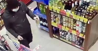 Мигрант напал на кассиршу продуктового магазина с ножом и попал на видео - moslenta.ru - Москва - Россия