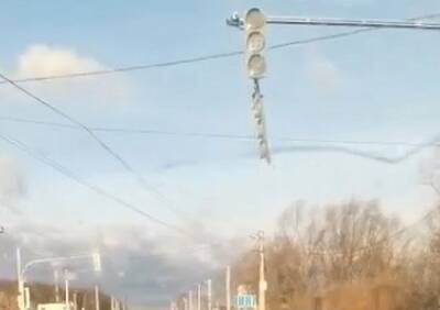 Из-за сильного ветра светофор в Рыбном отвалился и повис на проводе - ya62.ru