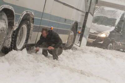 Борис Елкин - Борис Елкин заявил о непростой ситуации на дорогах из-за снегопада - mk-pskov.ru - Псков