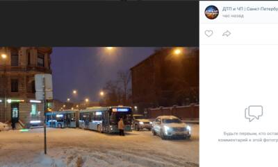 Питер Онлайн - В заснеженном центре Петербурга на улице застрял автобус - neva.today - Санкт-Петербург