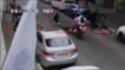 Видео: женщину бросили под колеса мотороллера в Тель-Авиве - vesty.co.il - Израиль - Тель-Авив