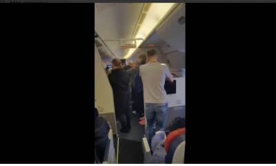 Питер Онлайн - В Пулково пассажиры застряли в самолете рейса Петербург-Доминикана без еды и воды на 5 часов - neva.today - Москва - Санкт-Петербург - Иваново