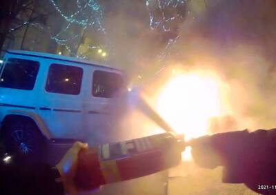 Мужчина поджег «Гелендваген» в центре Праги и едва не сгорел сам: видео - vinegret.cz - Чехия - Прага