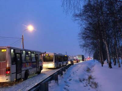 Смольный попросил жителей Петербурга не ездить сегодня по городу на личных автомобилях - znak.com - Петербурга