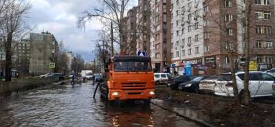 Юрий Шалабаев - Воду откачивают с улиц Нижнего Новгорода перед резким похолоданием - vgoroden.ru - Нижний Новгород - район Приокский - Нижний Новгород