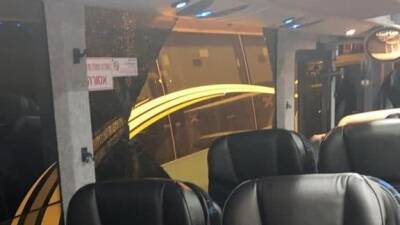 Автобус в Эйлат атаковали булыжниками возле Беэр-Шевы, нападавшие скрылись - vesty.co.il - Израиль - Тель-Авив