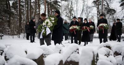 80 лет назад в Румбуле нацисты расстреляли 25 000 человек. Первые лица Латвии почтили память жертв - rus.delfi.lv - Латвия