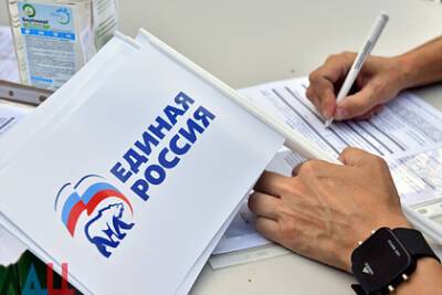 Олег Николенко - На Украине прокомментировали раздачу партбилетов «Единой России» в Донбассе - lenta.ru - Москва - Россия - Украина - Луганская обл. - Донецкая обл.