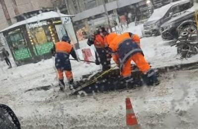 Дорожники применили новую «технологию» укладки асфальта в снегопад на Ленинском проспекте - neva.today - Санкт-Петербург