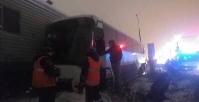 «Пока жив»: поезд снес пассажирский автобус в районе Таллинского шоссе — видео - ivbg.ru - Украина - Санкт-Петербург - Петербург