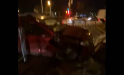 В центре Тюмени на перекрестке произошло ДТП: одна из машин от удара отлетела в стену - news.megatyumen.ru - Тюмень - Sandero