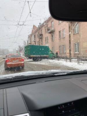 Эпичное ДТП с зеленым фургоном в центре Вологды на ул. Герцена - vologda-poisk.ru - Вологда