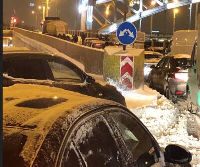 До сих пор не все водители в Петербурге добрались домой, пробки из-за снега 6 баллов - neva.today - Санкт-Петербург