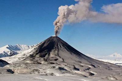 Карымский вулкан выбросил облако пепла на высоту 10 км над уровнем моря - aif.ru - Россия
