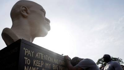 Джордж Флойд - Безработного актера обвинили в осквернении памятника Джорджу Флойду в Нью-Йорке - golos-ameriki.ru - Нью-Йорк - Нью-Йорк