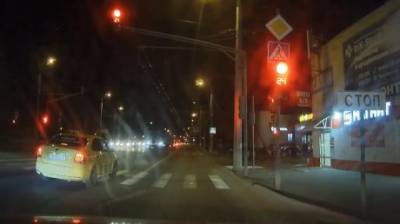 Протиснулся: в Терновке спешивший таксист перекрыл путь пешеходам - penzainform.ru