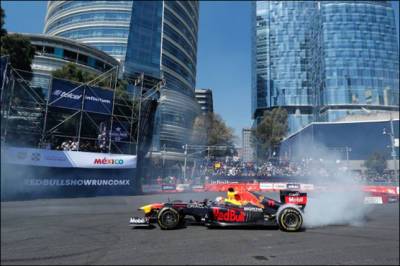 Себастьян Феттель - Серхио Перес - Шоу Red Bull собрало 130 тысяч зрителей в Мехико - f1news.ru - Мексика - Мехико