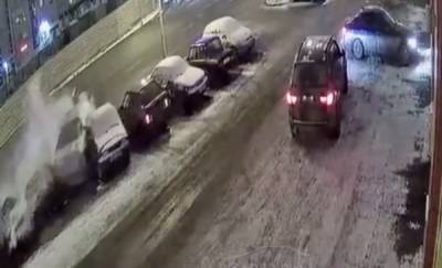 В центре Тюмени легковушка на скорости влетела в припаркованные машины. Инцидент попал на видео - news.megatyumen.ru - Тюмень - Тюменская обл.