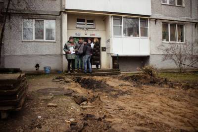 Двор на улице Ижорского батальона в Пскове приводят в порядок - mk-pskov.ru - респ. Алания - Псков