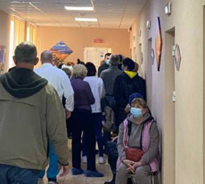 Здоровые рядом с больными: длинные очереди в поликлиниках показали на видео - politeka.net - Украина - Одесса - Одесская обл.