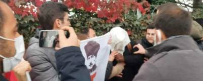 В Стамбуле протестующие граждане надели пакет на голову моряку ВМС США - runews24.ru - США - Турция - Стамбул