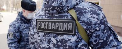 Челнинка, 17-летнего сына которой не пустили в ТЦ «Омега», устроила скандал охране - runews24.ru - Набережные Челны