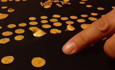Англичанин нашел клад из 131 золотой монеты, датируемых VII веком. ФОТО - enovosty.com - Англия - Франция