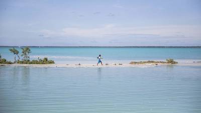 Эксперт назвала обреченные на исчезновение из-за климата страны - iz.ru - Израиль - Кирибати - Маршалловы Острова - Тувалу