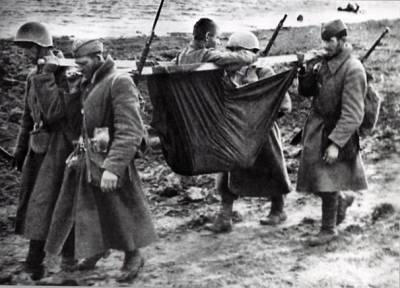 Почему красноармейцам в бою запрещено было помогать раненым - Русская семерка - russian7.ru - Севастополь