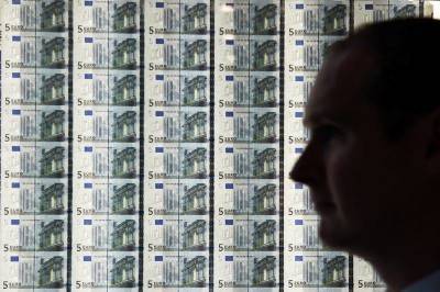 Доллар на "Московской бирже" торгуется на уровне 71,74 руб., евро - 82,89 руб. - smartmoney.one - Россия - США - Reuters