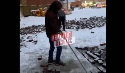 В Кемерово рабочие сломали плитку, протестуя против задержки зарплат - newizv.ru - Кемерово