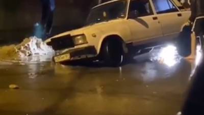 Отечественный легковой автомобиль провалился в яму на дороге в Ростове-на-Дону 4 ноября - privet-rostov.ru - Ростов-На-Дону