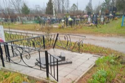 На кладбище в Тверской области неизвестные разворотили памятник - tver.mk.ru - Тверская обл.