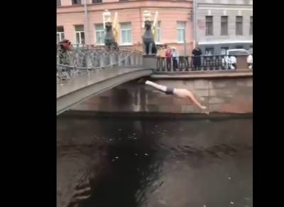 Петербуржец в трусах освежился в канале Грибоедова - neva.today - Санкт-Петербург