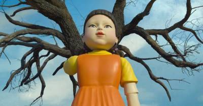 В Донецке создали копию огромной куклы из "Игры в кальмара" (фото, видео) - focus.ua - Россия - Украина - Донецк