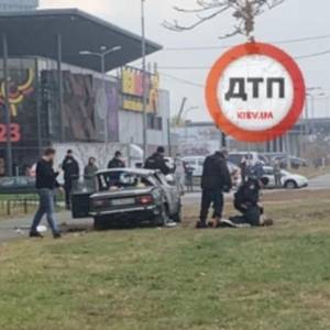 В Киеве ВАЗ перевернулся, уходя от погони. Фото - reporter-ua.com - Украина - Киев