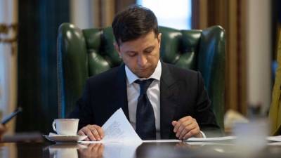 Владимир Зеленский - Зеленский безотлагательно подписал закон об олигархах - vchaspik.ua - Украина