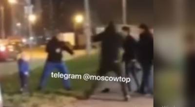 Видео: в Москве четыре кавказца избили мужчину с ребенком - ivbg.ru - Москва - Украина