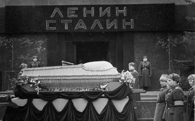 Иосиф Сталин - Никита Хрущев - «Не дадим похоронить Сталина!»: почему в 1961 году восстали грузины - Русская семерка - russian7.ru