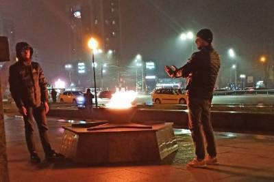 В Воронеже ищут трех парней, гревших руки у Вечного огня у Памятника Славы - vrn.mk.ru - Россия - Воронеж - Воронежская обл.