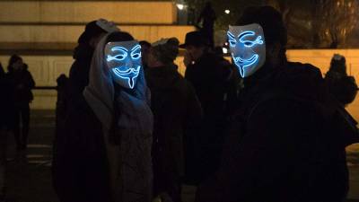 Борис Джонсон - Джулиан Ассанж - Грета Тунберг - Движение Anonymous провело ежегодную акцию протеста в Лондоне - iz.ru - Англия - Израиль - Лондон - Швеция