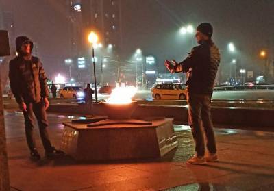 В Воронеже СК начал проверку после инцидента с гревшимися у Вечного огня парнями - gorcom36.ru - Воронеж