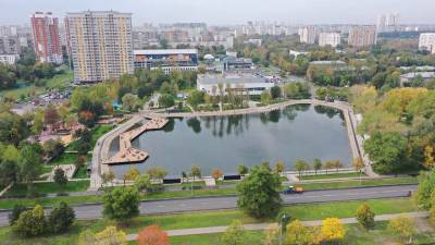 Два пруда на проспекте Вернадского привели в порядок - vm.ru - Москва - Благоустройство