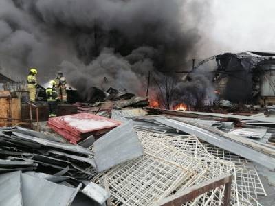 На юге Екатеринбурга серьезный пожар - взорвался баллон, горят 100 "квадратов" покрышек - nakanune.ru - Екатеринбург