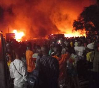 В результате взрыва бензовоза во Фритауне по меньшей мере 91 человек погиб и сотня пострадала. ФОТО - enovosty.com - Сьерра Леоне