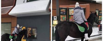 В Бердске в McDonalds за покупками приехала женщина на лошади - runews24.ru - Бердск
