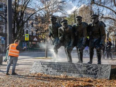 Юзеф Пилсудский - В Кракове неизвестные разрисовали памятник Юзефу Пилсудскому в цвета украинского флага - unn.com.ua - Украина - Киев - Киевская обл. - Польша - Дания