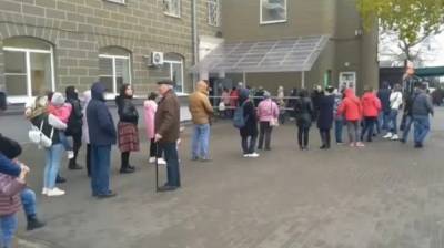 Воронежцы выстроились в огромную очередь к врачам за справками в школы и детские сады - vestivrn.ru - Воронежская обл.