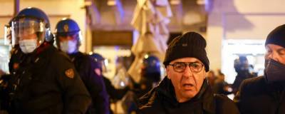 В Италии в стычках между полицией и противниками ковид-сертификатов пострадал один человек - runews24.ru - Италия